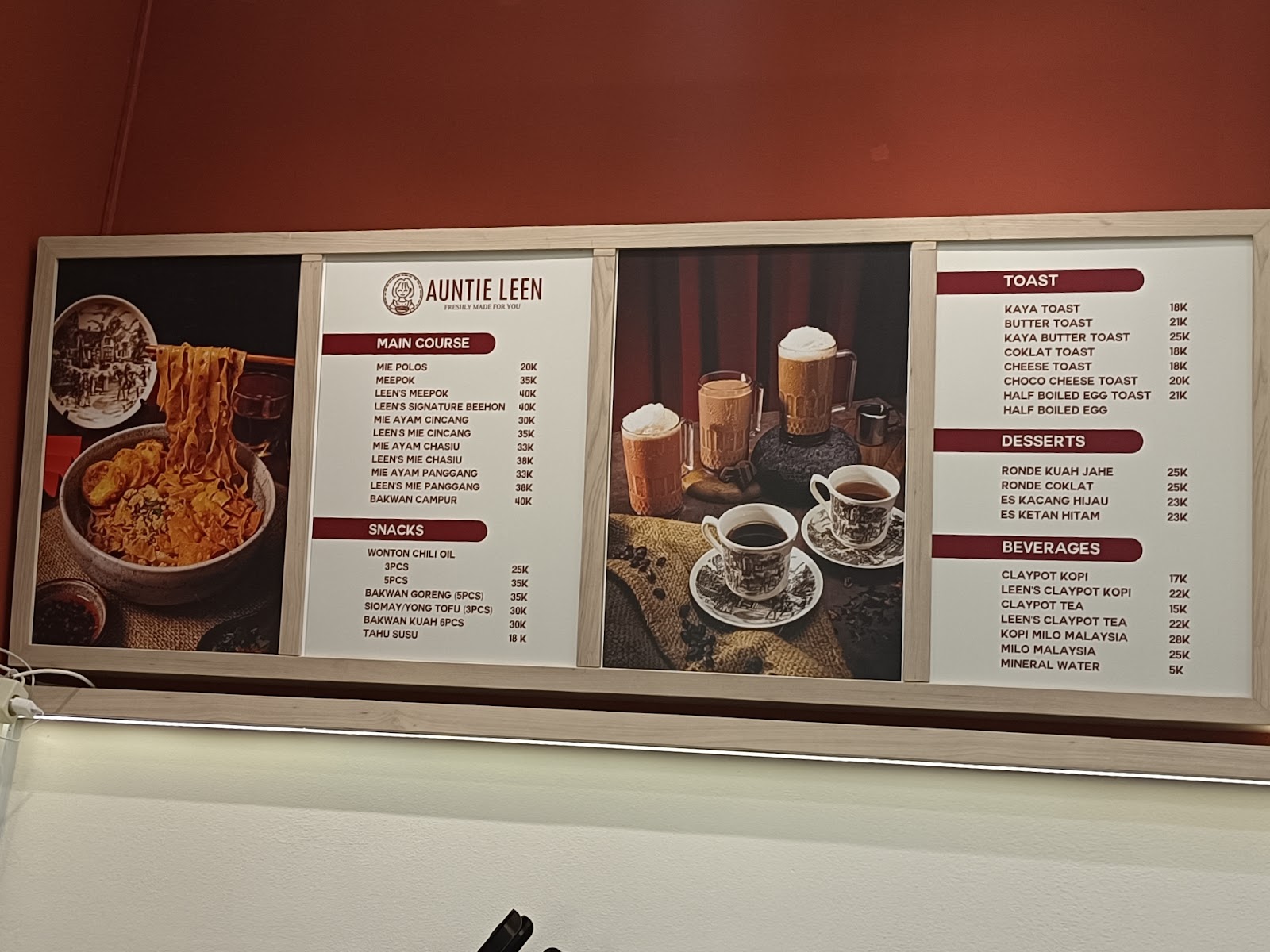 Papan menu Auntie Leen di Park Shanghai Pakuwon City berisi meepok, mie ayam, wonton chili oil, toast, ronde, dan claypot kopi beserta harganya