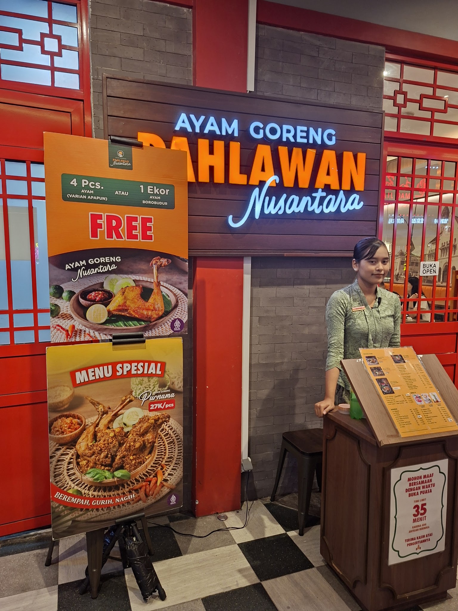 Gerai Ayam Goreng Pahlawan Nusantara di Park Shanghai Pakuwon City Surabaya
