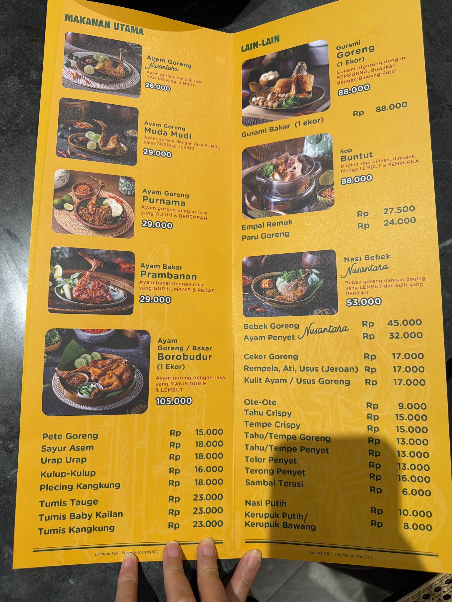 Papan menu dan harga Ayam Goreng Pahlawan Nusantara di Park Shanghai Pakuwon City