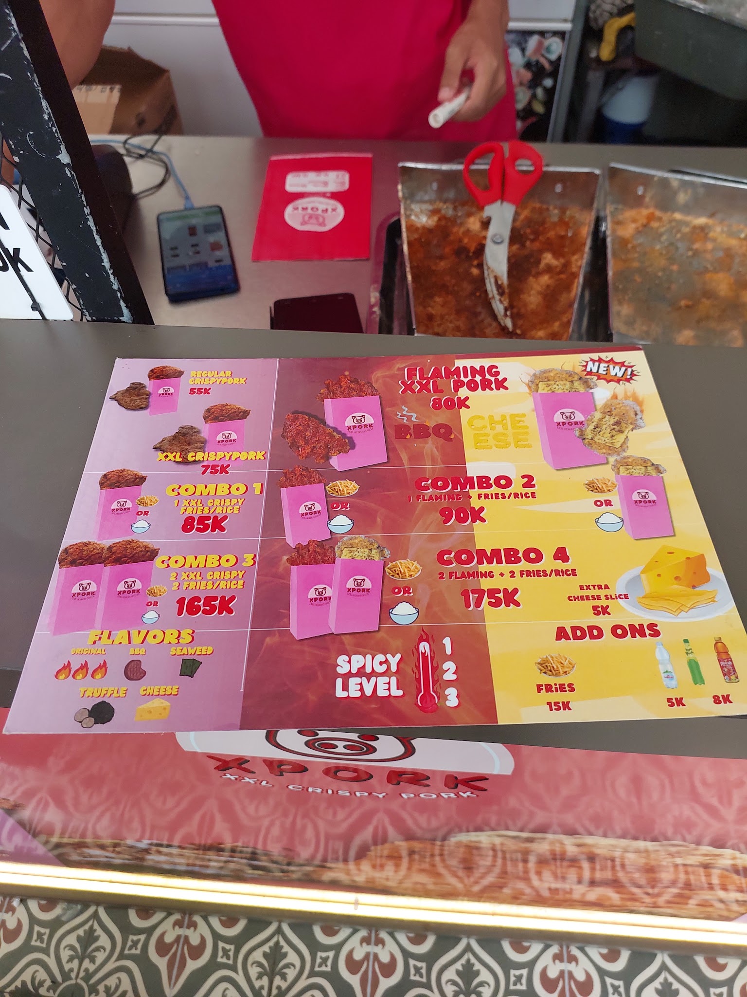 Papan menu XXL Crispy Pork Park Shanghai berisi harga combo dan pilihan bumbu