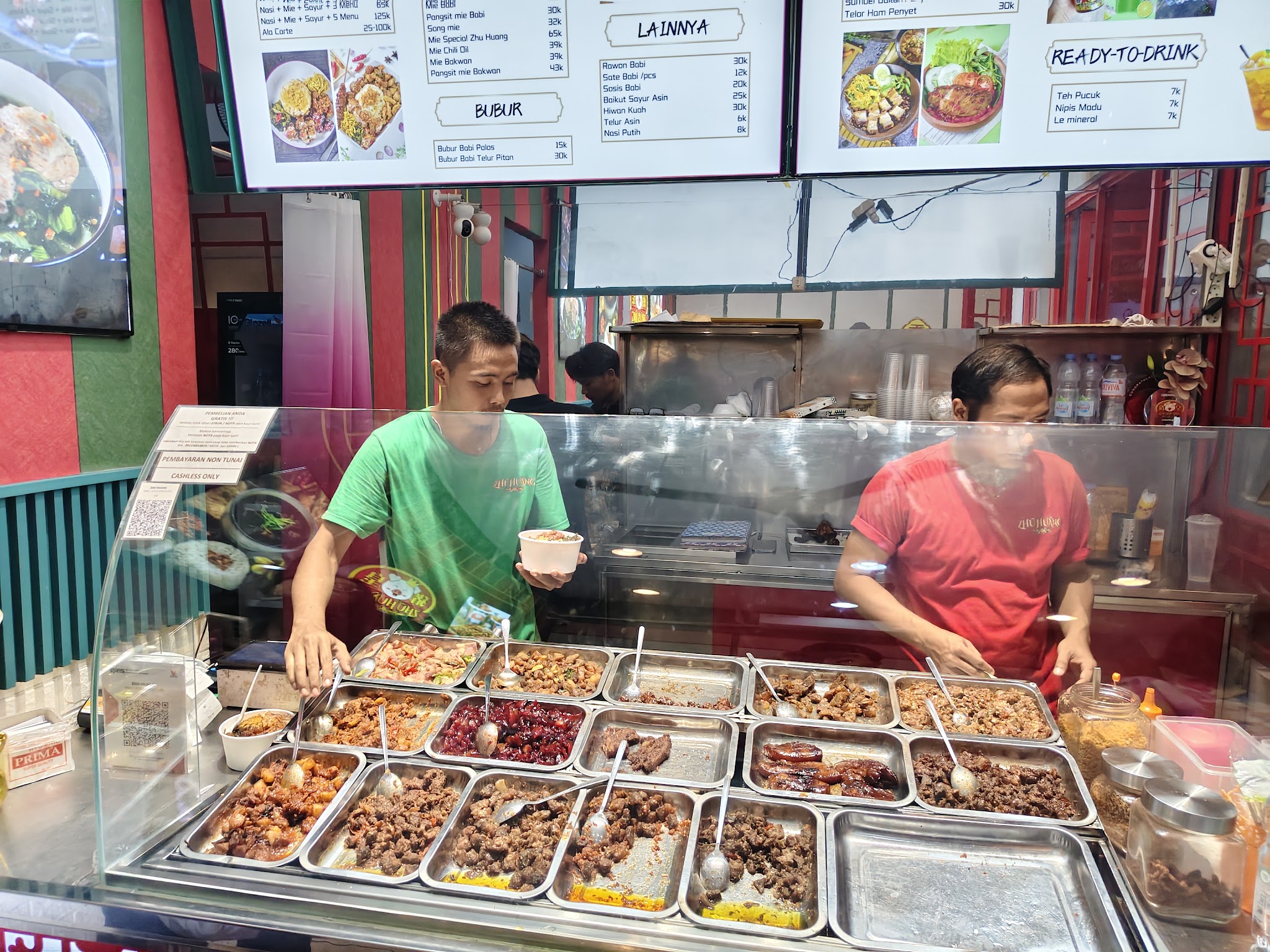 Papan menu dan etalase lauk Zhu Huang di Park Shanghai Pakuwon City